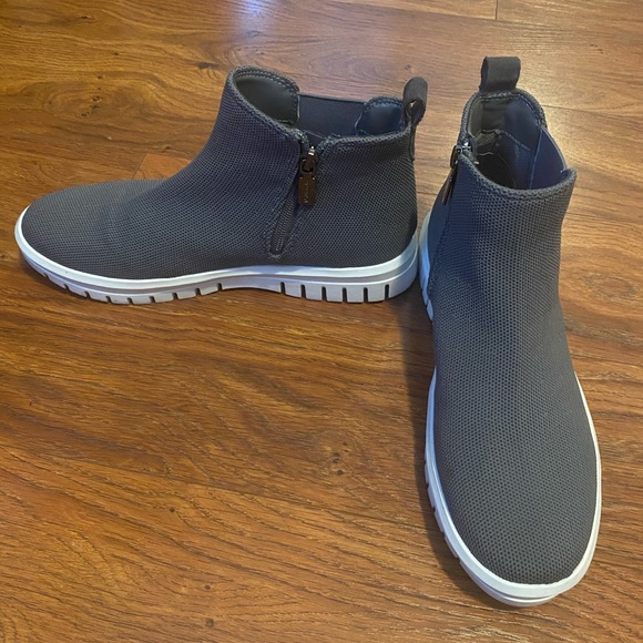 Blondo- waterproof booties size 8 - Picture 4 of 5